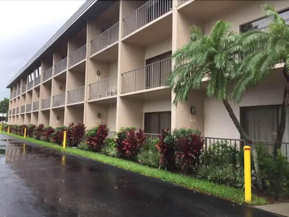 Baymont By Wyndham Bonita Springs Hotel Exterior photo