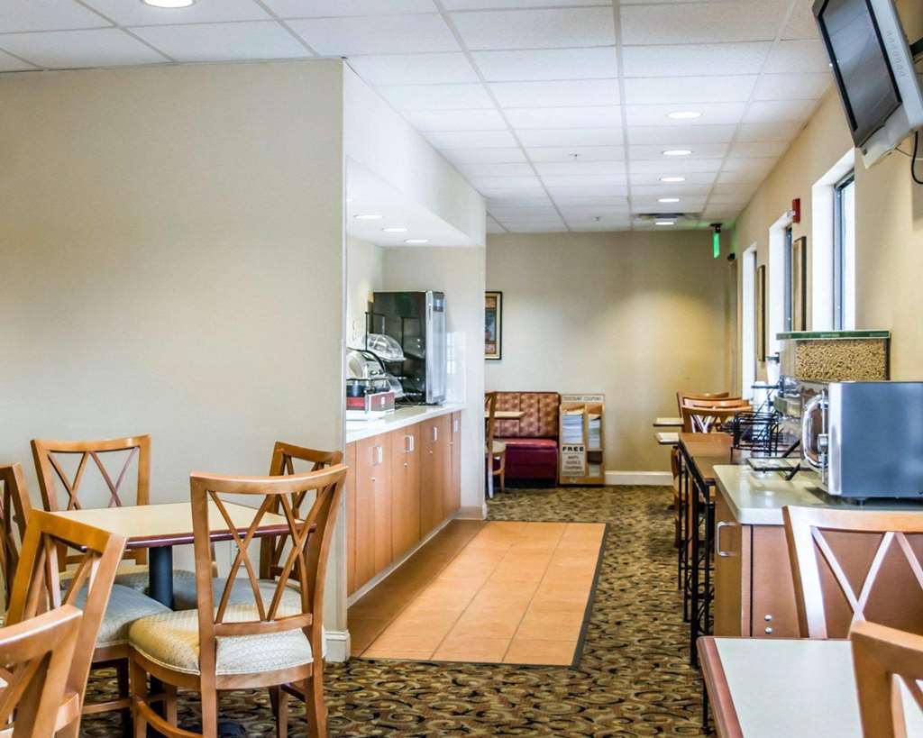 Baymont By Wyndham Bonita Springs Hotel Restaurant photo